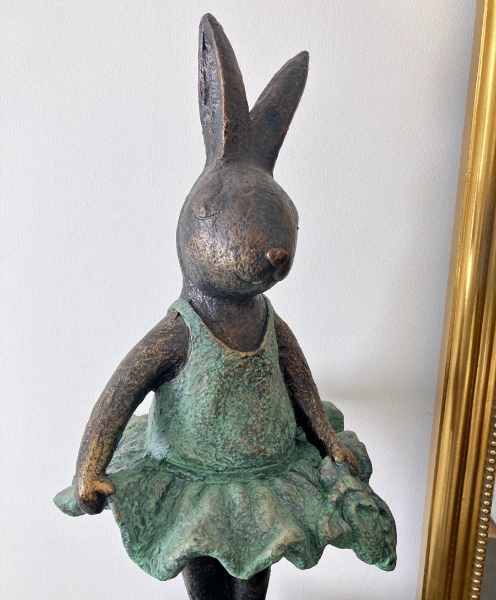 фігурка кролик